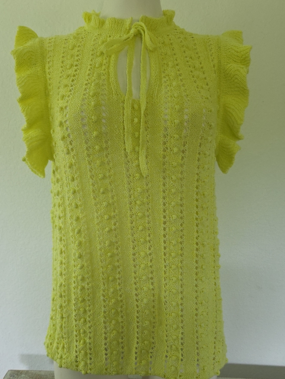 Cliché Lightweight Lemon Knit Ruffle Sleeve Top